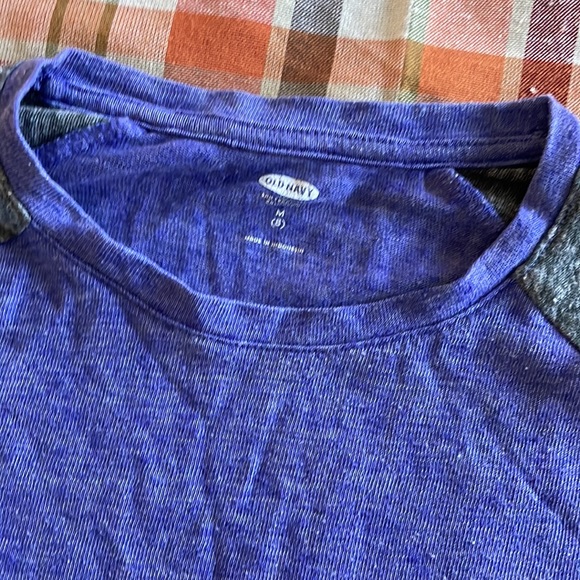 Old navy M 8 tshirt - Picture 2 of 3